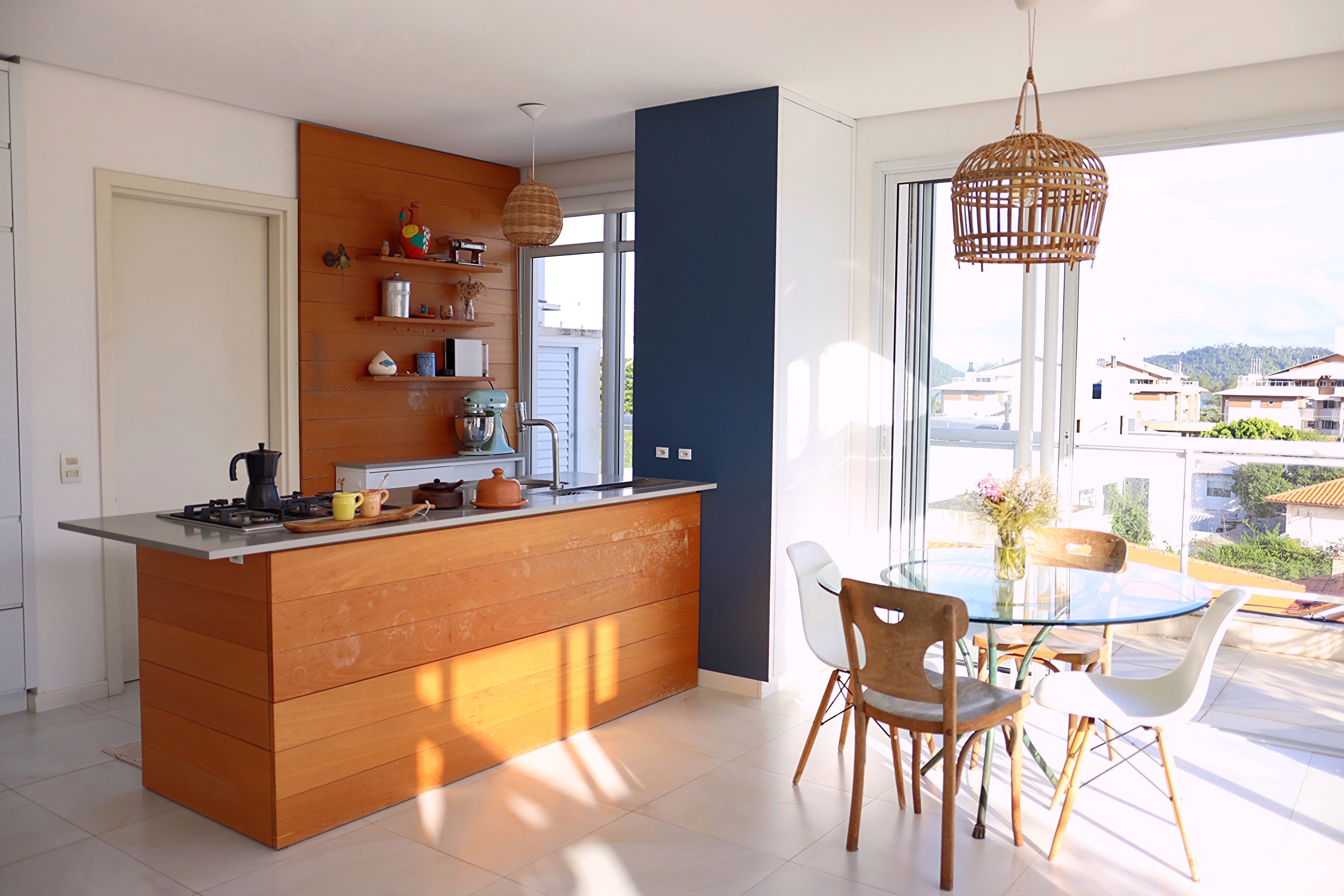 Sala de jantar integrada com cozinha gourmet e vista panorâmica na cobertura Campeche