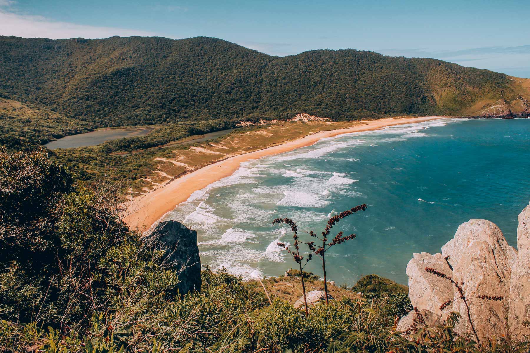 Lagoinha do Leste praia selvagem vista do mirante em Florianópolis SC
